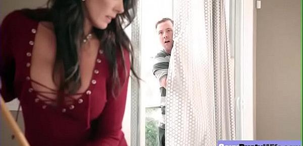 Slut Sexy Housewife (Reagan Foxx) With Big Tits Enjoy Hard Sex On Cam vid-19